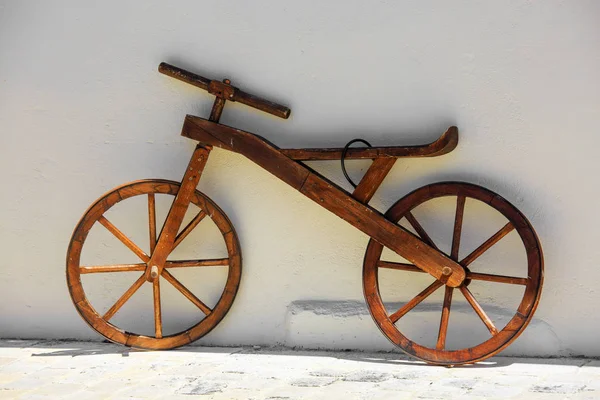 Vintage vélo en bois contre mur blanc — Photo