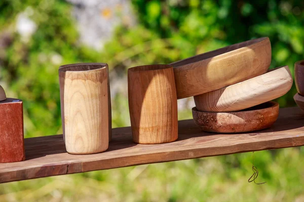 Houten utensitls op houten staan onder zonnige dag — Stockfoto