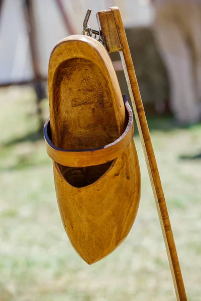 Holzschuhe hängen im Regal — Stockfoto