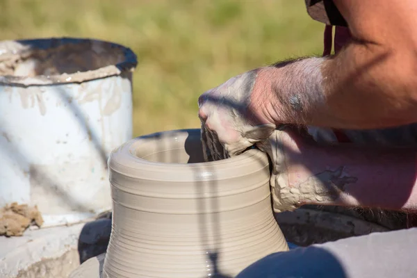 Man hand maken pot in buiten — Stockfoto