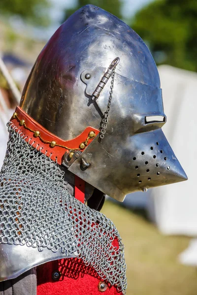 Hombre en traje de guerra medieval colorido — Foto de Stock