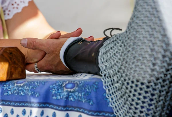 Vidente en consulta con un cliente en la exposición medival —  Fotos de Stock