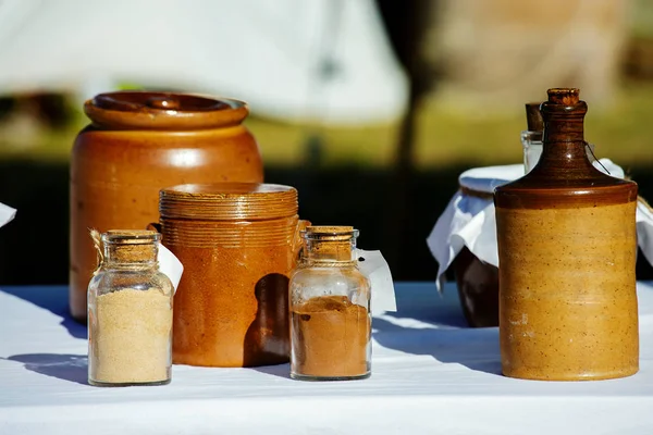 Pots avec variété d'épices sur la table avec chiffon blanc — Photo