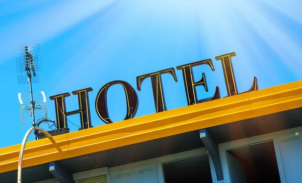 Hotel letrero en el edificio contra el cielo azul — Foto de Stock