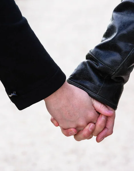 Young couple holding hands  in the park — Stock Photo, Image