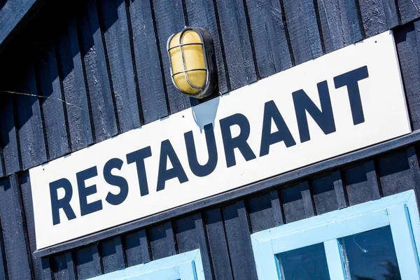 Panneau restaurant sur fond bleu — Photo