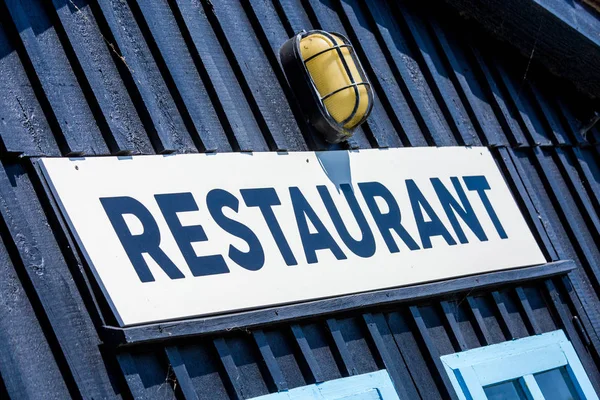 Εστιατόριο σημάδι σε μπλε φόντο — Φωτογραφία Αρχείου
