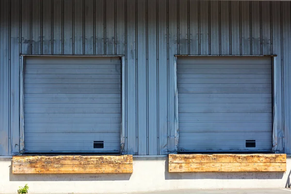 Fecho de duas persianas fechadas em uma doca de carregamento — Fotografia de Stock