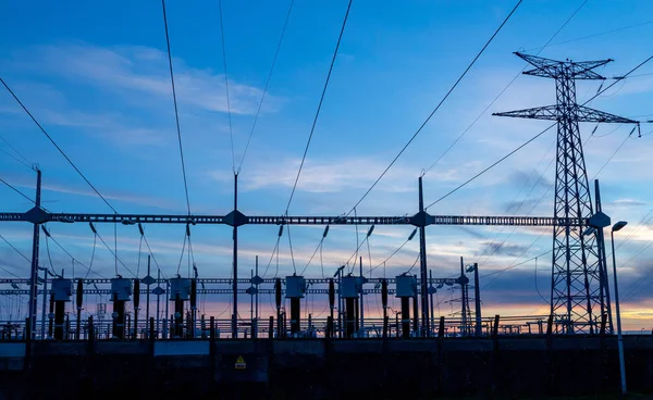 Linhas eléctricas de alta tensão na estação de distribuição de electricidade — Fotografia de Stock