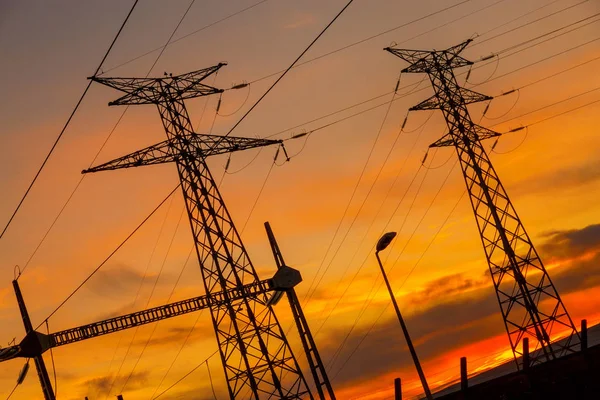 Hög Spänning Tråd Elektrisk Energianläggning Producerar Elektricitet Vid Solnedgången — Stockfoto