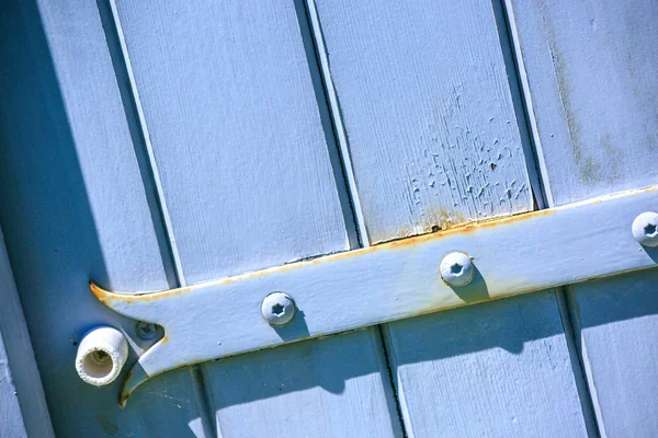 Närbild Blå Rostade Trä Dörr Staket Med Skruv Och Stång — Stockfoto