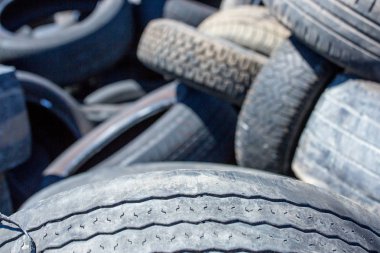 kullanılan kauçuk Lastik garaj arka bahçesinde yığını.