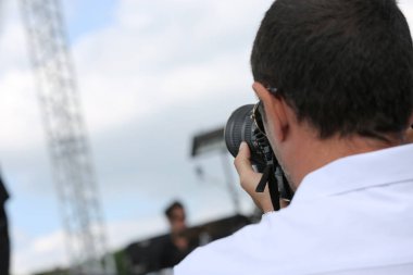 Erkek fotoğrafçı fotoğraf makinesinde tıklayarak