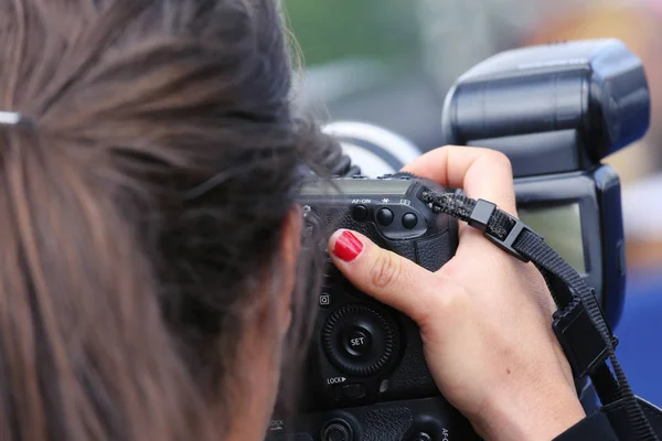 Close Van Vrouw Fotograaf Een Foto Neemt Met Haar Professionele — Stockfoto