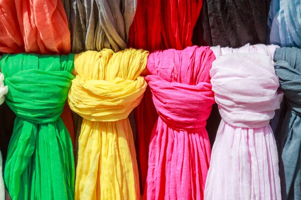 Bufandas y cheiches colgados en una tienda para vender — Foto de Stock