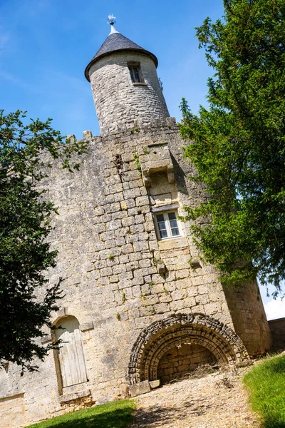 Exterior view of a old ruin of castle under bue sky — Stock Photo, Image