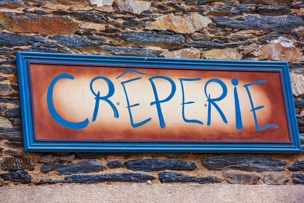 煎饼餐馆标志 ("Creperie" 用法语)。布列塔尼, 法国. — 图库照片
