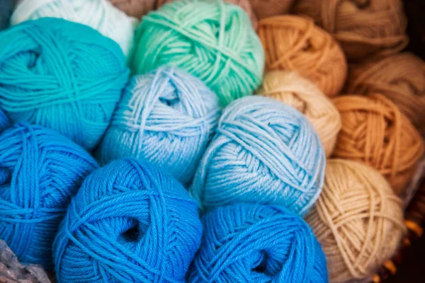 Coloridas bolas de lana día soleado — Foto de Stock