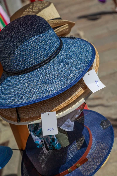 Sombrero de paja varios apilados en frente de una tienda de comerciantes — Foto de Stock