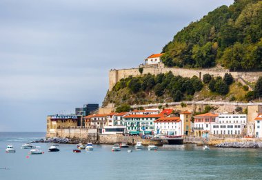 Deniz ve şehir manzaralı Footover Köprüsü