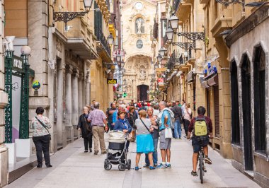 Bir grup insan meşgul sokakta