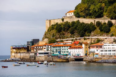 Deniz ve şehir manzaralı Footover Köprüsü