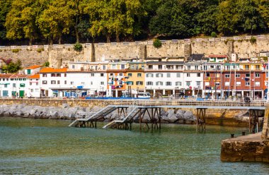 Deniz ve şehir manzaralı Footover Köprüsü