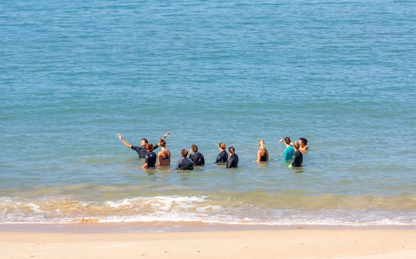 在海岸附近的沙滩上与体育教练举行的水上运动会议 — 图库照片
