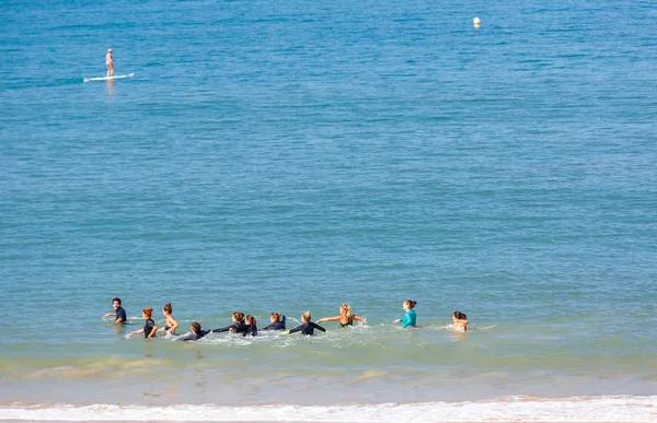Vattengympa-session med en idrottsledare på stranden nära kusten — Stockfoto