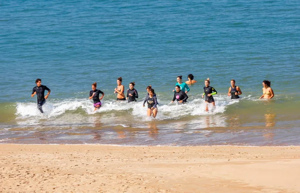 在海岸附近的沙滩上与体育教练举行的水上运动会议 — 图库照片