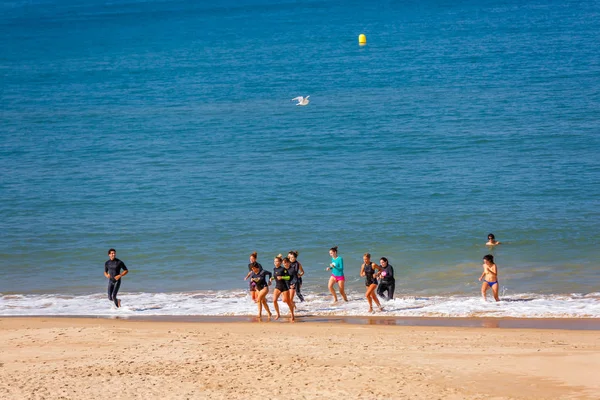 Aqua aerobic relace s sportovní trenér na pláži poblíž pobřeží — Stock fotografie