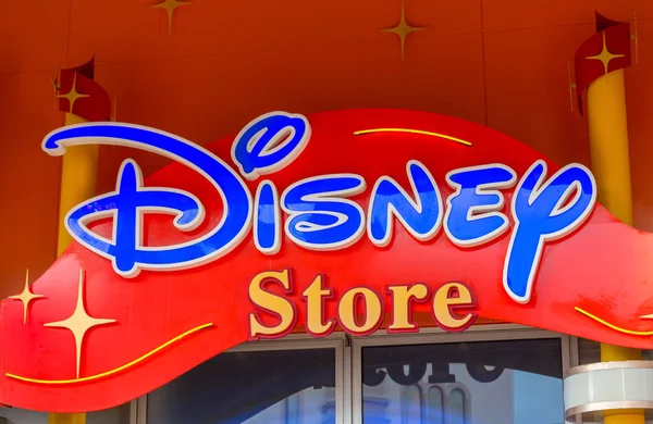 Disney Store label buiten winkel ocated in het disney-dorp — Stockfoto