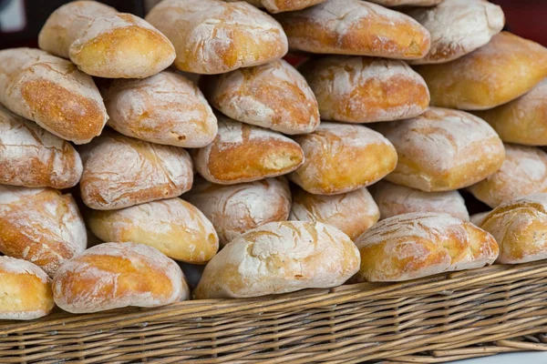 Panes franceses en un mercado de panadería — Foto de Stock
