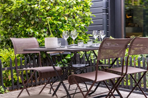 Posate di un tavolo da ristorante gourmet con verde sullo sfondo — Foto Stock