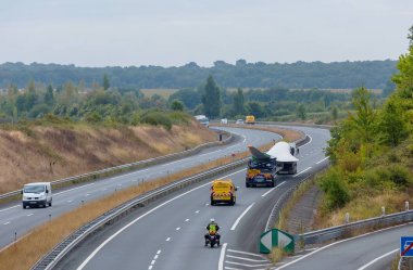 dan yukarıda bir olağanüstü konvoy kamyon dolusu görüntülemek için