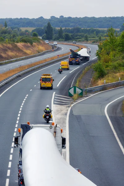 Vista superior de un convoy especial que lleva turbinas eólicas —  Fotos de Stock