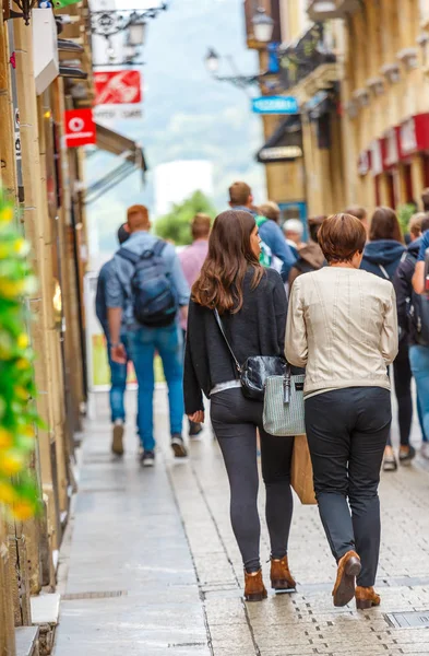 Mujeres caminando en una calle peatonal con grupo de estudiantes en b — Foto de Stock