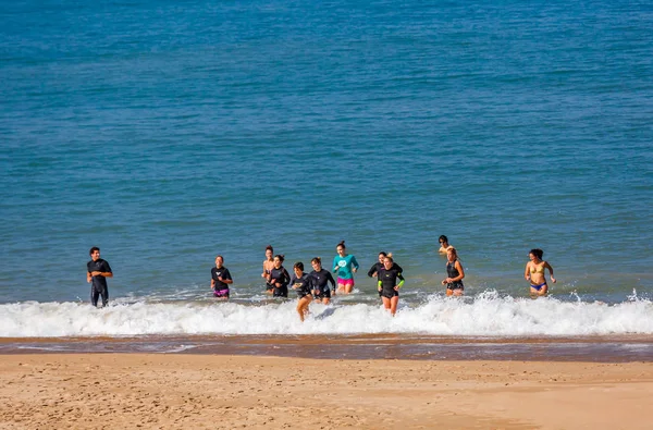 Sesiune de gimnastică Aqua cu un antrenor sportiv pe plajă lângă coastă — Fotografie, imagine de stoc