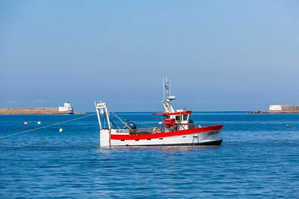 Cleaning boat on the edge of the beach of saint jean de luz — Stock Photo, Image