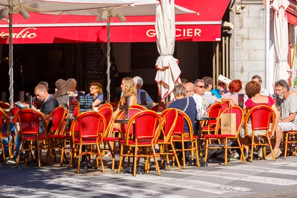Туристы и пенсионеры, сидящие на террасе с кофе — стоковое фото
