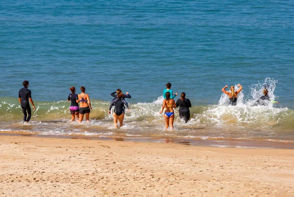 Vattengympa-session med en idrottsledare på stranden nära kusten — Stockfoto