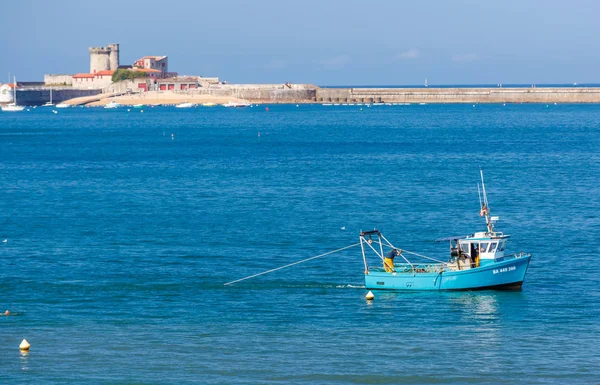 Cleaning boat on the edge of the beach of saint jean de luz — Stock Photo, Image