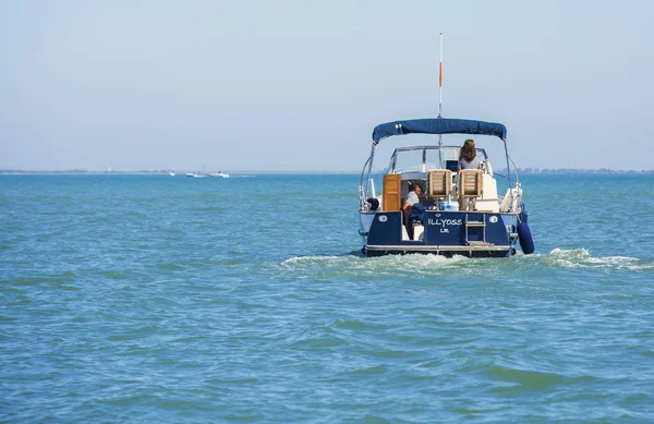 Zeldzame oogpunt vrijetijd boot op de zee gezien — Stockfoto