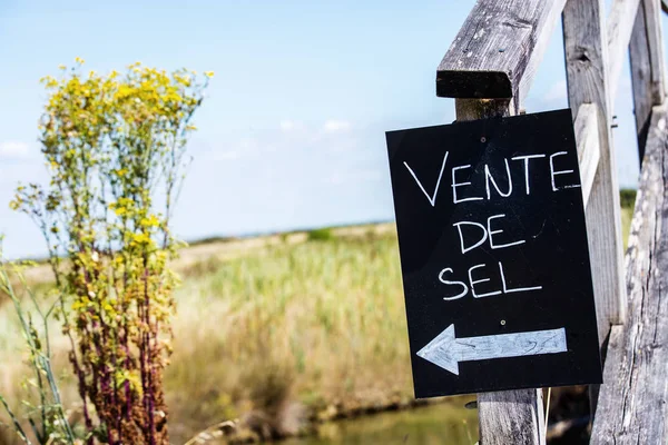 Primo piano del segno - "Vendita di sale" ("Vente de Sel" in francese ). — Foto Stock