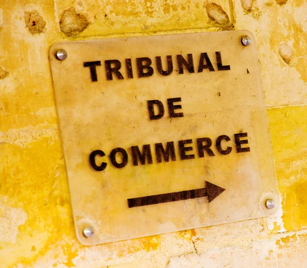 Primer plano inclinado del cartel "Tribunal Comercial" ("Tribunal de Commerc —  Fotos de Stock