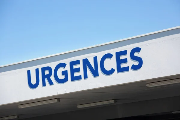 Zbliżenie pionowe czerwony znak - "Emergency" ("Urgences" w języku francuskim — Zdjęcie stockowe