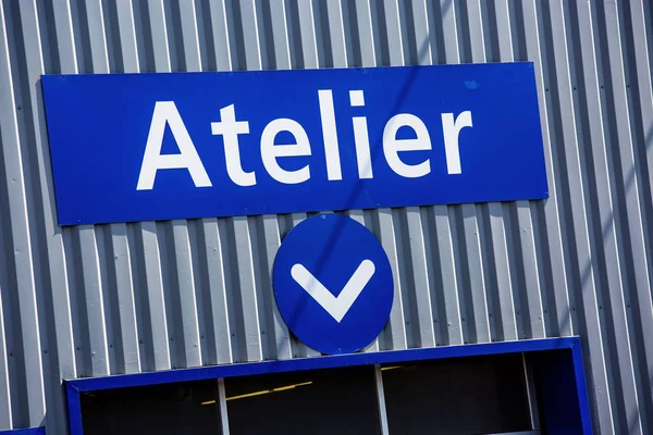 Closeup of sign - "Workshop" ("Atelier" em francês ). — Fotografia de Stock
