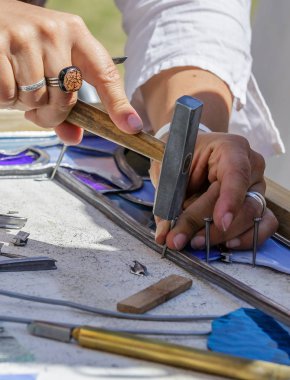 Eller üzerinde üretim işi sanatçının cam lekesi