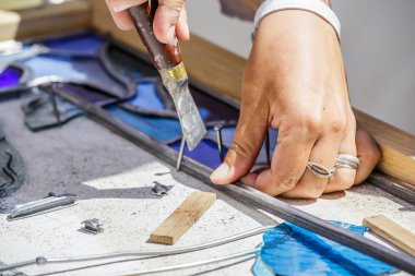 Eller üzerinde üretim işi sanatçının cam lekesi