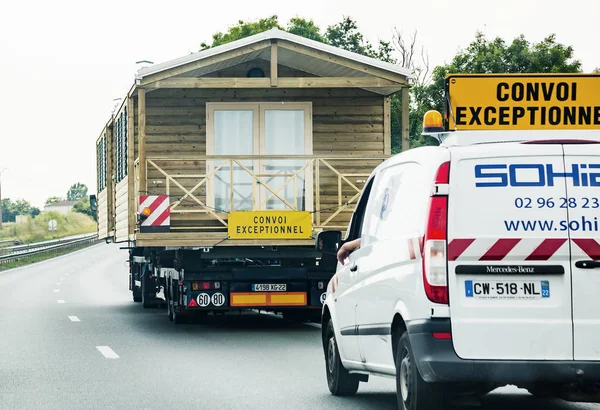 Convoy excepcional transporte de casas móviles —  Fotos de Stock